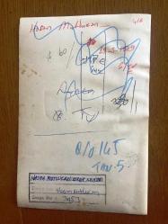 TÜRK HALK MÜZİĞİ SANATÇISI HASAN MUTLUCAN'IN ORİJİNAL FOTOĞRAFI - 18 x 12 cm EBADINDA - HASAN MUTLUCAN BİR PARKTA TAKIM ELBİSESİ İÇİNDE GÜLÜMSERKEN ÇEKİLİŞ BİR KARE