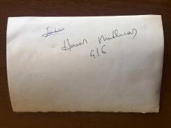 TÜRK HALK MÜZİĞİ SANATÇISI HASAN MUTLUCAN'IN ORİJİNAL FOTOĞRAFI - 18 x 12 cm EBADINDA - HASAN MUTLUCAN HALKA AÇIK SAHNEDE KORO ve SAZCI ÖNÜNDE TÜRKÜ SÖYLERKEN ÇEKİLMİŞ BİR KARE