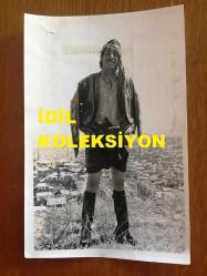 TÜRK HALK MÜZİĞİ SANATÇISI HASAN MUTLUCAN'IN ORİJİNAL FOTOĞRAFI - 18 x 12 cm EBADINDA - HASAN MUTLUCAN EFE (ZEYBEK) KIYAFETLERİYLE BİR TEPEDE GÜLÜMSEYİP POZ VERİRKEN ÇEKİLMİŞ BİR KARE