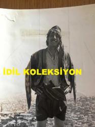 TÜRK HALK MÜZİĞİ SANATÇISI HASAN MUTLUCAN'IN ORİJİNAL FOTOĞRAFI - 18 x 12 cm EBADINDA - HASAN MUTLUCAN EFE (ZEYBEK) KIYAFETLERİYLE BİR TEPEDE GÜLÜMSEYİP POZ VERİRKEN ÇEKİLMİŞ BİR KARE