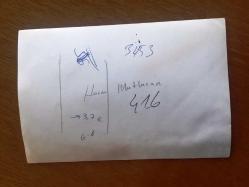 TÜRK HALK MÜZİĞİ SANATÇISI HASAN MUTLUCAN'IN ORİJİNAL FOTOĞRAFI - 18 x 12 cm EBADINDA - HASAN MUTLUCAN ELİYLE BİR YÖNÜ İŞARET EDİP GÜLÜMSERKEN ÇEKİLMİŞ BİR KARE