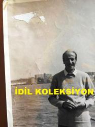 TÜRK HALK MÜZİĞİ SANATÇISI HASAN MUTLUCAN'IN ORİJİNAL BÜYÜK BOY FOTOĞRAFI - 24 x 18 cm EBADINDA - HASAN MUTLUCAN'IN AVRUPA GEZİSİ SIRASINDA İNGİLTERE'DE SAHİL KENARINDAKİ MANZARA ÖNÜNDE ÇEKTİRDİĞİ BİR HATIRA FOTOĞRAFI