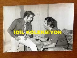 EFKAN EFEKAN'IN ORİJİNAL FOTOĞRAFI - 18 x 13 cm EBADINDA - EFKAN EFEKAN ve BALARISI METİN'İN SAMİMİCE SOHBET ETTİKLERİ ÇOK GÜZEL BİR KARE - 18 ARALIK 1973 (BİR DÖNEM SAHNE GÖSTERİLERİYLE BİLİNEN METİN BALARISI ARALARINDA ZEKİ MÜREN'İN DE OKUDUĞU BİRÇOK ŞARKININ SÖZ YAZARIYDI, ''AÇIK BIRAK PENCERENİ'' ''RÜZGARLAR GETİREBİLSİN'' ''AÇ ARTIK AVUÇLARINI, YUM GÖZLERİNİ İYİCE'' BU GÜZEL BESTELERDEN BAZILARIYDI...)