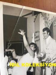 EFKAN EFEKAN'IN ORİJİNAL BÜYÜK BOY FOTOĞRAFI - 24 x 18 cm EBADINDA - EFKAN EFEKAN'IN SAHNEDE KLARNETÇİNİN ÖNÜNDE ŞARKI SÖYLEDİĞİ ANLARDA GENÇ BİR KADININ KENDİSİNE EĞİLEREK DANS ETTİĞİ GÜZEL BİR KARE, MEKAN EL CORDOBES