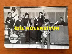 MİLLİ GİTARİST YURDAER DOĞULU'NUN ORİJİNAL FOTOĞRAFI - 17 x 11 cm EBADINDA - SİYAH & BEYAZ - YURDAER DOĞULU KONSERDE GİTAR ÇALARKEN ÇEKİLMİŞ BİR KARE