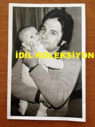 MİLLİ GİTARİST YURDAER DOĞULU'NUN ORİJİNAL FOTOĞRAFI - 18 x 12 cm EBADINDA - SİYAH & BEYAZ - YURDAER DOĞULU YENİ DOĞAN BEBEĞİ OZAN DOĞULU'YU KUCAĞINDA TUTARKEN ÇEKİLMİŞ ÇOK ÖZEL BİR KARE