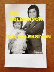 MİLLİ GİTARİST YURDAER DOĞULU'NUN ORİJİNAL FOTOĞRAFI - 14 x 9 cm EBADINDA - SİYAH & BEYAZ - YURDAER DOĞULU ve GÖKBEN'İN AYNI KAREDE OLDUKLARI GÜZEL BİR FOTOĞRAF - (YURDAER DOĞULU GÖKBEN'DEN SONRA TOMRİS'İ DE ORKESTRASINA KATARAK BÜYÜK SES GETİRMİŞTİ) STÜDYO YAŞAR, YAŞAR GÖKSOY