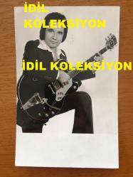MİLLİ GİTARİST YURDAER DOĞULU'NUN ORİJİNAL FOTOĞRAFI - 14 x 9 cm EBADINDA - SİYAH & BEYAZ - YURDAER DOĞULU GİTARIYLA POZ VERİRKEN ÇEKİLMİŞ BİR KAREİ STÜDYO YAŞAR, YAŞAR GÖKSOY