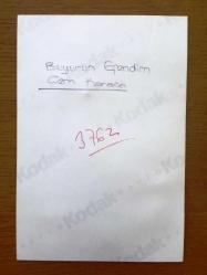 CEM KARACA'NIN ORİJİNAL FOTOĞRAFI - 15 x 10 cm EBADINDA - CEM KARACA FOTOĞRAF STÜDYOSUNDA ÖZEL OLARAK POZ VERİRKEN ÇEKİLMİŞ ÇOK NET ve KALİTELİ BİR FOTOĞRAF