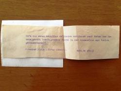 CEM KARACA'NIN ORİJİNAL FOTOĞRAFI - 12 x 9 cm EBADINDA - SİYAH & BEYAZ - CEM KARACA'NIN URFA KIZ SANAT ENSTİTÜSÜ DEFİLESİNE KATILDIĞI GÜN ŞANTÖZ TOMRİS, YASEMİN KUMRAL ve CEM KARACA'NIN EŞİ FERİDE KARACA  İLE TOPLUCA ÇEKİLMİŞ BİR HATIRA FOTOĞRAFI