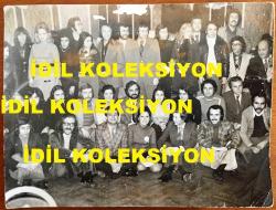 Efemera - 1970'LERİN ÜNLÜ SANATÇILARININ TOPLUCA ÇEKTİRDİKLERİ ÇOK DEĞERLİ BİR HATIRA FOTOĞRAFI - TÜRK MÜZİĞİNİN EN BÜYÜK İSİMLERİ AYNI KAREDE - 24 x 18 cm EBADINDA, BÜYÜK BOY ORİJİNAL FOTOĞRAF - 25 OCAK 1974 - EDİP AKBAYRAM, CAHİT BERKAY ve MOĞOLLAR, İLHAN İREM, CEM KARACA, ADNAN ŞENSES, KEREM YILMAZER, ESİN, İSKENDER DOĞAN, NİLÜFER, SELÇUK ALAGÖZ & RANA ALAGÖZ, EROL EVGİN, ASU MARALMAN, ATİLLA ÖZDEMİROĞLU, ONNO TUNÇ - HAFİF BATI MÜZİĞİ KONSERİNE KATILAN BOYKUTÇU MÜZİSYENLER - DÖNEMİNE AİT ORİJİNAL BASIM, ÇOK NADİR BİR FOTOĞRAF - kitantik - kitaLog