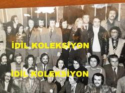 1970'LERİN ÜNLÜ SANATÇILARININ TOPLUCA ÇEKTİRDİKLERİ ÇOK DEĞERLİ BİR HATIRA FOTOĞRAFI - TÜRK MÜZİĞİNİN EN BÜYÜK İSİMLERİ AYNI KAREDE - 24 x 18 cm EBADINDA, BÜYÜK BOY ORİJİNAL FOTOĞRAF - 25 OCAK 1974 - EDİP AKBAYRAM, CAHİT BERKAY ve MOĞOLLAR, İLHAN İREM, CEM KARACA, ADNAN ŞENSES, KEREM YILMAZER, ESİN, İSKENDER DOĞAN, NİLÜFER, SELÇUK ALAGÖZ & RANA ALAGÖZ, EROL EVGİN, ASU MARALMAN, ATİLLA ÖZDEMİROĞLU, ONNO TUNÇ - HAFİF BATI MÜZİĞİ KONSERİNE KATILAN BOYKUTÇU MÜZİSYENLER - DÖNEMİNE AİT ORİJİNAL BASIM, ÇOK NADİR BİR FOTOĞRAF