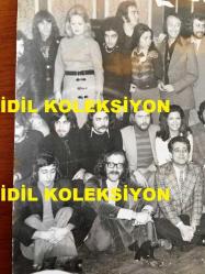 1970'LERİN ÜNLÜ SANATÇILARININ TOPLUCA ÇEKTİRDİKLERİ ÇOK DEĞERLİ BİR HATIRA FOTOĞRAFI - TÜRK MÜZİĞİNİN EN BÜYÜK İSİMLERİ AYNI KAREDE - 24 x 18 cm EBADINDA, BÜYÜK BOY ORİJİNAL FOTOĞRAF - 25 OCAK 1974 - EDİP AKBAYRAM, CAHİT BERKAY ve MOĞOLLAR, İLHAN İREM, CEM KARACA, ADNAN ŞENSES, KEREM YILMAZER, ESİN, İSKENDER DOĞAN, NİLÜFER, SELÇUK ALAGÖZ & RANA ALAGÖZ, EROL EVGİN, ASU MARALMAN, ATİLLA ÖZDEMİROĞLU, ONNO TUNÇ - HAFİF BATI MÜZİĞİ KONSERİNE KATILAN BOYKUTÇU MÜZİSYENLER - DÖNEMİNE AİT ORİJİNAL BASIM, ÇOK NADİR BİR FOTOĞRAF