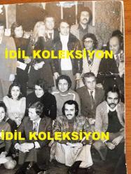 1970'LERİN ÜNLÜ SANATÇILARININ TOPLUCA ÇEKTİRDİKLERİ ÇOK DEĞERLİ BİR HATIRA FOTOĞRAFI - TÜRK MÜZİĞİNİN EN BÜYÜK İSİMLERİ AYNI KAREDE - 24 x 18 cm EBADINDA, BÜYÜK BOY ORİJİNAL FOTOĞRAF - 25 OCAK 1974 - EDİP AKBAYRAM, CAHİT BERKAY ve MOĞOLLAR, İLHAN İREM, CEM KARACA, ADNAN ŞENSES, KEREM YILMAZER, ESİN, İSKENDER DOĞAN, NİLÜFER, SELÇUK ALAGÖZ & RANA ALAGÖZ, EROL EVGİN, ASU MARALMAN, ATİLLA ÖZDEMİROĞLU, ONNO TUNÇ - HAFİF BATI MÜZİĞİ KONSERİNE KATILAN BOYKUTÇU MÜZİSYENLER - DÖNEMİNE AİT ORİJİNAL BASIM, ÇOK NADİR BİR FOTOĞRAF