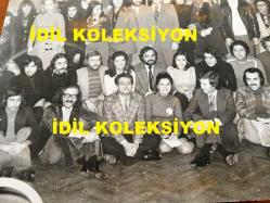 1970'LERİN ÜNLÜ SANATÇILARININ TOPLUCA ÇEKTİRDİKLERİ ÇOK DEĞERLİ BİR HATIRA FOTOĞRAFI - TÜRK MÜZİĞİNİN EN BÜYÜK İSİMLERİ AYNI KAREDE - 24 x 18 cm EBADINDA, BÜYÜK BOY ORİJİNAL FOTOĞRAF - 25 OCAK 1974 - EDİP AKBAYRAM, CAHİT BERKAY ve MOĞOLLAR, İLHAN İREM, CEM KARACA, ADNAN ŞENSES, KEREM YILMAZER, ESİN, İSKENDER DOĞAN, NİLÜFER, SELÇUK ALAGÖZ & RANA ALAGÖZ, EROL EVGİN, ASU MARALMAN, ATİLLA ÖZDEMİROĞLU, ONNO TUNÇ - HAFİF BATI MÜZİĞİ KONSERİNE KATILAN BOYKUTÇU MÜZİSYENLER - DÖNEMİNE AİT ORİJİNAL BASIM, ÇOK NADİR BİR FOTOĞRAF