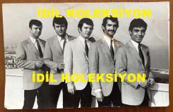 FERDİ ÖZBEĞEN'İN ORİJİNAL FOTOĞRAFI - 17 x 11 cm EBADINDA - ARALARINDA FERDİ ÖZBEĞEN, EMİN AYDIN, KAMİL TAŞPINAR ve MERİH DUMLU'NUN DA YER ALDIĞI FERDİ ÖZBEĞEN ve ORKESTRASININ 1960'LARIN SONUNDA BİRLİKTE VERDİKLERİ GÜZEL BİR POZ