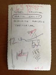 KALİPSO KRALI METİN ERSOY'UN ORİJİNAL FOTOĞRAFI - 18 x 12 cm EBADINDA - METİN ERSOY ve SERPİL ÖRÜMCER KOVBOY KOSTÜMLERİYLE SIRT SIRTA VERİP DANS EDERLERKEN ÇEKİLMİŞ BİR KARE, 1970'LER