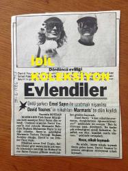 EMEL SAYIN'IN DAVID YOUNES İLE GAZETEDEN KESİLMİŞ 3 ADET FOTOĞRAFI ve EVLİLİKLERİYLE İLGİLİ HABER KÖŞESİ  - 3'LÜ SET - HER BİRİ 17 x 13 cm EBADINDA, 29 MART 1985