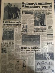 YENİ SABAH GAZETESİ 24 KASIM 1960 YIL :23 SAYI :7797--Emekli Subaylar için bir karar alınmıyor ---Menderes ,dün eşi ile görüştü --İlhan Engin tevkif edildi --Adana da 3. kuyuda petrole rastlandı --261Mahkum dün tahliye edildi--14 lerin sonuncusu Erkanlı da dün gitti ---Kabine Kurucu  meclis ön tasarısını inceliyor ---Rektör S.S Onar dün tasfiyeden duyduğu üzüntüyü belirtti ---147 ler !:Siyavuşgil --İstanbul Rehberi --Çiftçiler için yaz kampları açılıyor --Bir Belediye otobüsü daha dükkana girdi ---Talebe bursları 225 liraya yükseltiliyor --Bu sene Müslümanlar  B.Amerika da ilk defa şükran gününe katılacak ---Sivil polis saati bulanın peşinde --Bulgar A Millileri Almanları Yendi --A Milli takımı bugün Sofya ya uğurluyoruz---Atletizm 1961 kış faaliyeti programı ---Futbolculara oksijen kürü tatbik edilecek ---Bulgarlar ,İstanbul da bize şans veriyorlar --Galatasaray Atina ya davet edildi --Fenerbahçe de mühim kararlar ---Hastalar  Başhekimi Protesto Ettiler ---