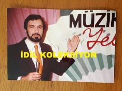 SEZEN CUMHUR ÖNAL'IN ORİJİNAL 4'LÜ FOTOĞRAF SETİ - 13 x 9 cm EBADINDA - SEZEN CUMHUR ÖNAL'IN MÜZİK YELPAZESİ PROGRAMI ÇEKİMLERİNDEN 4 FARKLI KARE