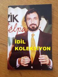 SEZEN CUMHUR ÖNAL'IN ORİJİNAL 4'LÜ FOTOĞRAF SETİ - 13 x 9 cm EBADINDA - SEZEN CUMHUR ÖNAL'IN MÜZİK YELPAZESİ PROGRAMI ÇEKİMLERİNDEN 4 FARKLI KARE
