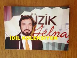 SEZEN CUMHUR ÖNAL'IN ORİJİNAL 4'LÜ FOTOĞRAF SETİ - 13 x 9 cm EBADINDA - SEZEN CUMHUR ÖNAL'IN MÜZİK YELPAZESİ PROGRAMI ÇEKİMLERİNDEN 4 FARKLI KARE