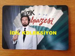 SEZEN CUMHUR ÖNAL'IN ORİJİNAL 2'Lİ FOTOĞRAF SETİ - 13 x 9 cm EBADINDA - SEZEN CUMHUR ÖNAL'IN MÜZİK YELPAZESİ PROGRAMI ÇEKİMLERİNDEN 2 FARKLI KARE