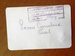 SEZEN CUMHUR ÖNAL'IN ORİJİNAL 3'LÜ FOTOĞRAF SETİ - 13 x 9 cm EBADINDA - SEZEN CUMHUR ÖNAL'IN MÜZİK YELPAZESİ PROGRAMI ÇEKİMLERİNDEN 3 FARKLI KARE