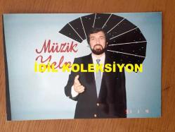 SEZEN CUMHUR ÖNAL'IN ORİJİNAL 2'Lİ FOTOĞRAF SETİ - 15 x 10 cm EBADINDA - SEZEN CUMHUR ÖNAL'IN MÜZİK YELPAZESİ PROGRAMI ÇEKİMLERİNDEN 2 FARKLI KARE