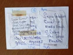 SEZEN CUMHUR ÖNAL'IN ORİJİNAL FOTOĞRAFI- 15 x 10 cm EBADINDA - SEZEN CUMHUR ÖNAL ÇİĞDEM ÖNAL, ŞENİZ LAKAY, NAYLA MOROVA, GÜLSEN ERAD, NECLA YILMAZ AYNI KAREDE HATIRA FOTOĞRAFI ÇEKTİRİRLERKEN, 27 AĞUSTOS 1989, MODE DENİZ KULÜBÜ