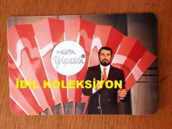 SEZEN CUMHUR ÖNAL'IN ORİJİNAL FOTOĞRAFI- 13 x 9 cm EBADINDA - SEZEN CUMHUR ÖNAL MÜZİK YELPAZESİ PROGRAMINDAYKEN