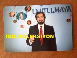 SEZEN CUMHUR ÖNAL'IN ORİJİNAL FOTOĞRAFI- 13 x 9 cm EBADINDA - SEZEN CUMHUR ÖNAL MÜZİK YELPAZESİ PROGRAMINDAYKEN