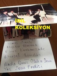SEZEN CUMHUR ÖNAL'IN ORİJİNAL 2'Lİ FOTOĞRAF SETİ- 15 x 10 cm EBADINDA - SEZEN CUMHUR ÖNAL'IN MODE DENİZ KULÜBÜ YAZ SONU PARTİSİNDEN 1 FOTOĞRAF, VURAL GÖKÇAYLI, LEYLA MARDİN, SEZER CUMHUR ÖNAL, RÜKŞAN ÜRGÜPLÜ, MERAL GÖKÇAYLI, YILMAZ ŞANLI, MİŞLİN MOROVA, FİRUZ KURBANZADE, NURSEL GÜNDÜZ AYNI KAREDE  - + NEDİM TOKER, FEYYAZ TOKER, SEZEN CUMHUR ÖNAL ve BERCİŞ MOROVA AYNI KAREDE