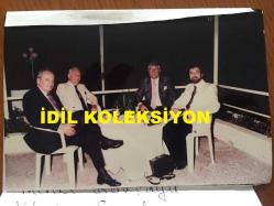 SEZEN CUMHUR ÖNAL'IN ORİJİNAL 2'Lİ FOTOĞRAF SETİ- 15 x 10 cm EBADINDA - SEZEN CUMHUR ÖNAL'IN MODE DENİZ KULÜBÜ YAZ SONU PARTİSİNDEN 1 FOTOĞRAF, VURAL GÖKÇAYLI, LEYLA MARDİN, SEZER CUMHUR ÖNAL, RÜKŞAN ÜRGÜPLÜ, MERAL GÖKÇAYLI, YILMAZ ŞANLI, MİŞLİN MOROVA, FİRUZ KURBANZADE, NURSEL GÜNDÜZ AYNI KAREDE  - + NEDİM TOKER, FEYYAZ TOKER, SEZEN CUMHUR ÖNAL ve BERCİŞ MOROVA AYNI KAREDE