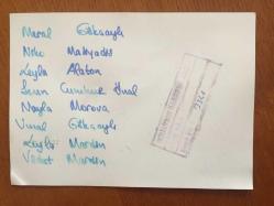 SEZEN CUMHUR ÖNAL'IN ORİJİNAL FOTOĞRAFI - 18 x 12,5 cm EBADINDA - SEZEN CUMHUR ÖNAL, NİKO MALİYADİS, LEYLA ALATON, MERAL GÖKÇAYLI, MAYLA MOROVA, VURAL GÖKÇAYLI, LEYLA MARDİN ve VEDAT MARDİN AYNI MASADA AKŞAM YEMEĞİ YERLERKEN TOPLUCA ÇEKİLMİŞ BİR HATIRA FOTOĞRAFI