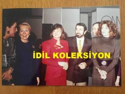 AJDA PEKKAN ve SEZEN CUMHUR ÖNAL'IN ORİJİNAL FOTOĞRAFI - 19 x 12,5 cm EBADINDA - AJDA PEKKAN, SEZEN CUMHUR ÖNAL, ÇİĞDEM ÖNAL, MİŞLİN MOROVA ve GÜLSEN ERAD AYNI KAREDELER