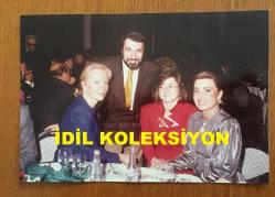 SEZEN CUMHUR ÖNAL'IN ORİJİNAL FOTOĞRAFI - 19 x 12,5 cm EBADINDA - SEZEN CUMHUR ÖNAL, ÇİĞDEM ÖNAL, GÜLSEN ERAD ve MİŞLİN MOROVA BİR KIŞ GECESİ AKŞAM YEMEĞİNDE AYNI KAREDE HATIRA FOTOĞRAFI ÇEKTİRİRLERKEN, 29 OCAK 1989 (CEMİYET HAYATININ ÜNLÜ İSİMLERİ AYNI KAREDE)