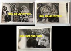 TANJU OKAN'IN ORİJİNAL 3'LÜ FOTOĞRAF SETİ - 18 x 12 cm EBADINDA - TANJU OKAN'IN FESTİVALDE FİNAL GECESİ ŞARKI SÖYLERKEN BİR AN ŞARKIYI BIRAKIYOR ve DİNLEYİCİER ARASINDA YER ALAN ZERRİN ERDOĞAN HÜNGÜR HÜNGÜR AĞLAYARAK GÖZYAŞLARINA BOĞULUYOR, BU ÖLÜMSÜZ ANLARDA KAYDEDİLMİŞ 3 FARKLI KARE, 7 ARALIK 1976 (ZERRİN ERDOĞAN, TANJU OKAN'IN İKİNCİ EŞİDİR. AİLESİNİN TÜM ENGELLEMELERİNE RAĞMEN EVLENİRLER, ANCAK DAHA SONRA AİLE NE YAPIP EDİP ZERRİN'İ KÖŞKE KAPATIR ve TANJU OKAN KÖŞKÜN GİRİŞİNDE GÜNLERCE BEKLER, AİLE YİNE DE ZERRİN'İ GİZLİCE AMERİKA'YA YOLLAR ve BU BİRLİKTELİĞİ SONLANDIRIR. TANJU OKAN BU AYRILIĞIN SONRASINDA KENDİNİ YENİDEN ALKOLE TESLİM EDER ve ÇAREYİ SARHOŞ OLUP UNUTMAKTA ARAR...)