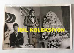 TANJU OKAN'IN ORİJİNAL 3'LÜ FOTOĞRAF SETİ - 18 x 12 cm EBADINDA - TANJU OKAN'IN FESTİVALDE FİNAL GECESİ ŞARKI SÖYLERKEN BİR AN ŞARKIYI BIRAKIYOR ve DİNLEYİCİER ARASINDA YER ALAN ZERRİN ERDOĞAN HÜNGÜR HÜNGÜR AĞLAYARAK GÖZYAŞLARINA BOĞULUYOR, BU ÖLÜMSÜZ ANLARDA KAYDEDİLMİŞ 3 FARKLI KARE, 7 ARALIK 1976 (ZERRİN ERDOĞAN, TANJU OKAN'IN İKİNCİ EŞİDİR. AİLESİNİN TÜM ENGELLEMELERİNE RAĞMEN EVLENİRLER, ANCAK DAHA SONRA AİLE NE YAPIP EDİP ZERRİN'İ KÖŞKE KAPATIR ve TANJU OKAN KÖŞKÜN GİRİŞİNDE GÜNLERCE BEKLER, AİLE YİNE DE ZERRİN'İ GİZLİCE AMERİKA'YA YOLLAR ve BU BİRLİKTELİĞİ SONLANDIRIR. TANJU OKAN BU AYRILIĞIN SONRASINDA KENDİNİ YENİDEN ALKOLE TESLİM EDER ve ÇAREYİ SARHOŞ OLUP UNUTMAKTA ARAR...)