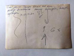 TANJU OKAN'IN ORİJİNAL 3'LÜ FOTOĞRAF SETİ - 18 x 12 cm EBADINDA - TANJU OKAN'IN FESTİVALDE FİNAL GECESİ ŞARKI SÖYLERKEN BİR AN ŞARKIYI BIRAKIYOR ve DİNLEYİCİER ARASINDA YER ALAN ZERRİN ERDOĞAN HÜNGÜR HÜNGÜR AĞLAYARAK GÖZYAŞLARINA BOĞULUYOR, BU ÖLÜMSÜZ ANLARDA KAYDEDİLMİŞ 3 FARKLI KARE, 7 ARALIK 1976 (ZERRİN ERDOĞAN, TANJU OKAN'IN İKİNCİ EŞİDİR. AİLESİNİN TÜM ENGELLEMELERİNE RAĞMEN EVLENİRLER, ANCAK DAHA SONRA AİLE NE YAPIP EDİP ZERRİN'İ KÖŞKE KAPATIR ve TANJU OKAN KÖŞKÜN GİRİŞİNDE GÜNLERCE BEKLER, AİLE YİNE DE ZERRİN'İ GİZLİCE AMERİKA'YA YOLLAR ve BU BİRLİKTELİĞİ SONLANDIRIR. TANJU OKAN BU AYRILIĞIN SONRASINDA KENDİNİ YENİDEN ALKOLE TESLİM EDER ve ÇAREYİ SARHOŞ OLUP UNUTMAKTA ARAR...)