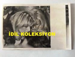 TANJU OKAN'IN ORİJİNAL 3'LÜ FOTOĞRAF SETİ - 18 x 12 cm EBADINDA - TANJU OKAN'IN FESTİVALDE FİNAL GECESİ ŞARKI SÖYLERKEN BİR AN ŞARKIYI BIRAKIYOR ve DİNLEYİCİER ARASINDA YER ALAN ZERRİN ERDOĞAN HÜNGÜR HÜNGÜR AĞLAYARAK GÖZYAŞLARINA BOĞULUYOR, BU ÖLÜMSÜZ ANLARDA KAYDEDİLMİŞ 3 FARKLI KARE, 7 ARALIK 1976 (ZERRİN ERDOĞAN, TANJU OKAN'IN İKİNCİ EŞİDİR. AİLESİNİN TÜM ENGELLEMELERİNE RAĞMEN EVLENİRLER, ANCAK DAHA SONRA AİLE NE YAPIP EDİP ZERRİN'İ KÖŞKE KAPATIR ve TANJU OKAN KÖŞKÜN GİRİŞİNDE GÜNLERCE BEKLER, AİLE YİNE DE ZERRİN'İ GİZLİCE AMERİKA'YA YOLLAR ve BU BİRLİKTELİĞİ SONLANDIRIR. TANJU OKAN BU AYRILIĞIN SONRASINDA KENDİNİ YENİDEN ALKOLE TESLİM EDER ve ÇAREYİ SARHOŞ OLUP UNUTMAKTA ARAR...)
