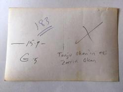 TANJU OKAN'IN ORİJİNAL 3'LÜ FOTOĞRAF SETİ - 18 x 12 cm EBADINDA - TANJU OKAN'IN FESTİVALDE FİNAL GECESİ ŞARKI SÖYLERKEN BİR AN ŞARKIYI BIRAKIYOR ve DİNLEYİCİER ARASINDA YER ALAN ZERRİN ERDOĞAN HÜNGÜR HÜNGÜR AĞLAYARAK GÖZYAŞLARINA BOĞULUYOR, BU ÖLÜMSÜZ ANLARDA KAYDEDİLMİŞ 3 FARKLI KARE, 7 ARALIK 1976 (ZERRİN ERDOĞAN, TANJU OKAN'IN İKİNCİ EŞİDİR. AİLESİNİN TÜM ENGELLEMELERİNE RAĞMEN EVLENİRLER, ANCAK DAHA SONRA AİLE NE YAPIP EDİP ZERRİN'İ KÖŞKE KAPATIR ve TANJU OKAN KÖŞKÜN GİRİŞİNDE GÜNLERCE BEKLER, AİLE YİNE DE ZERRİN'İ GİZLİCE AMERİKA'YA YOLLAR ve BU BİRLİKTELİĞİ SONLANDIRIR. TANJU OKAN BU AYRILIĞIN SONRASINDA KENDİNİ YENİDEN ALKOLE TESLİM EDER ve ÇAREYİ SARHOŞ OLUP UNUTMAKTA ARAR...)