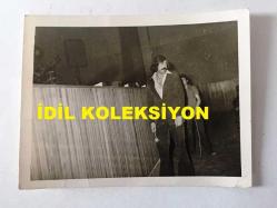 TANJU OKAN'IN ORİJİNAL 3'LÜ FOTOĞRAF SETİ - 12 x 9 cm EBADINDA 3 ADET FOTOĞRAF - TANJU OKAN SAHNEDE ŞARKI SÖYLERKEN ve ÇİÇEK ALIRKEN ÇEKİLMİŞ 3 FARKLI KARE