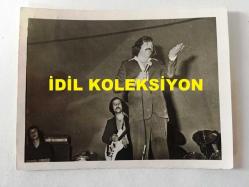 TANJU OKAN'IN ORİJİNAL 3'LÜ FOTOĞRAF SETİ - 12 x 9 cm EBADINDA 3 ADET FOTOĞRAF - TANJU OKAN SAHNEDE ŞARKI SÖYLERKEN ve ÇİÇEK ALIRKEN ÇEKİLMİŞ 3 FARKLI KARE