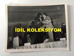 TANJU OKAN'IN ORİJİNAL 3'LÜ FOTOĞRAF SETİ - 12 x 9 cm EBADINDA 3 ADET FOTOĞRAF - TANJU OKAN SAHNEDE ŞARKI SÖYLERKEN ve ÇİÇEK ALIRKEN ÇEKİLMİŞ 3 FARKLI KARE