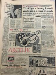 YENİ SABAH GAZETESİ 3 ARALIK 1963 YIL :26 SAYI :8881-- CHP -YTP ve CKMP Koalisyonu tarihe karıştı ---Kabine İstifa Etti --Hür dünya da buluşalım--- Kemal Satır kurtulduk diyor  ----Kennedy nin mezarının 45 bin kişi ziyaret etti --Karadeniz Üniversitesi dün açıldı --İkinci Koalisyon 17 Ay 5 Gün Yaşadı ---Diclehan  Baban ,3.defa intihara teşebbüs etti ---Şimdi ne olacak ?:Siyavuşgil --Türkiye -İsveç kredi  anlaşması  imzalandı ---Cesedi çırılçıplak bulunan aktris boğularak katledildi ---Ankara Radyosunda Bir Güzel Ses :Sevim Erdi ---İsmail Şençalar --Sadri Usuuğlu herkes bize çalışıyor dedi ---Galatasaray ve Fenerbahçe nin seyahat hazırlığı başladı ---I.Uluğ: Teşkilat kaliteli hakem getirtmiyor dedi --Dün İnönü ile görüşen  Genel Kurmay Başkanı Org .Cevdet Sunay istifa için normal dedi --Ayşecikten 200 bin lira tazminat istedi --Kürtçülük sanıkları müdafaada bulundular --