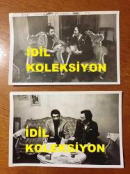 SEZEN CUMHUR ÖNAL'IN ORİJİNAL 2'Lİ FOTOĞRAF SETİ - 18 x 12 cm EBADINDA - SEZEN CUMHUR ÖNAL ve MEHMET TANERİ EVDE SOHBET EDERLERKEN ÇEKİLMİŞ 2 FARKLI KARE