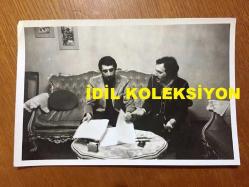 SEZEN CUMHUR ÖNAL'IN ORİJİNAL 2'Lİ FOTOĞRAF SETİ - 18 x 12 cm EBADINDA - SEZEN CUMHUR ÖNAL ve MEHMET TANERİ EVDE SOHBET EDERLERKEN ÇEKİLMİŞ 2 FARKLI KARE