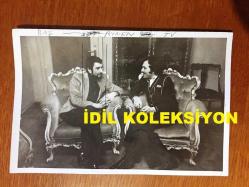 SEZEN CUMHUR ÖNAL'IN ORİJİNAL 2'Lİ FOTOĞRAF SETİ - 18 x 12 cm EBADINDA - SEZEN CUMHUR ÖNAL ve MEHMET TANERİ EVDE SOHBET EDERLERKEN ÇEKİLMİŞ 2 FARKLI KARE