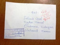 SEZEN CUMHUR ÖNAL'IN (1970'LER) FOTOĞRAFI - 18 x 13 cm EBADINDA - SEZEN CUMHUR ÖNAL, ÖZDEMİR ERDOĞAN, AYDIN TANSEL, MEHMET TANERİ ve SELÇUK URAL STÜDYODA KONUŞMA METNİ OKURLERKEN ÇEKİLMİŞ ÇOK DEĞERLİ BİR HATIRA FOTOĞRAFI, 1968